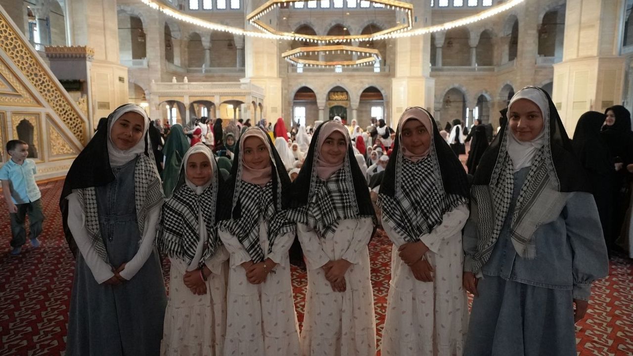 Adana’da tesettüre giren kız çocuklarından duygu yüklü mesajlar