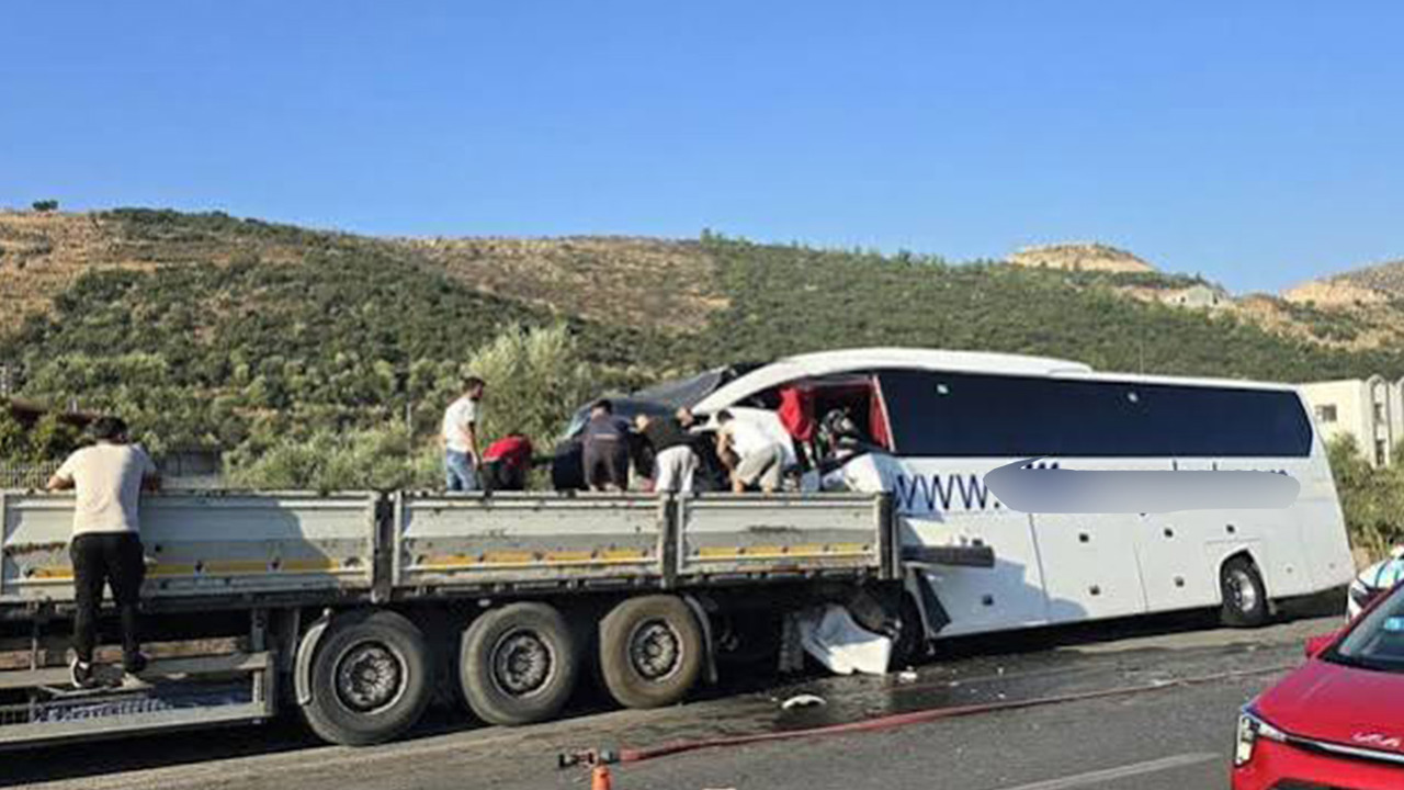 Muğla’da yolcu otobüsü demir yüklü TIR’a çarptı: 2 ölü 17 yaralı