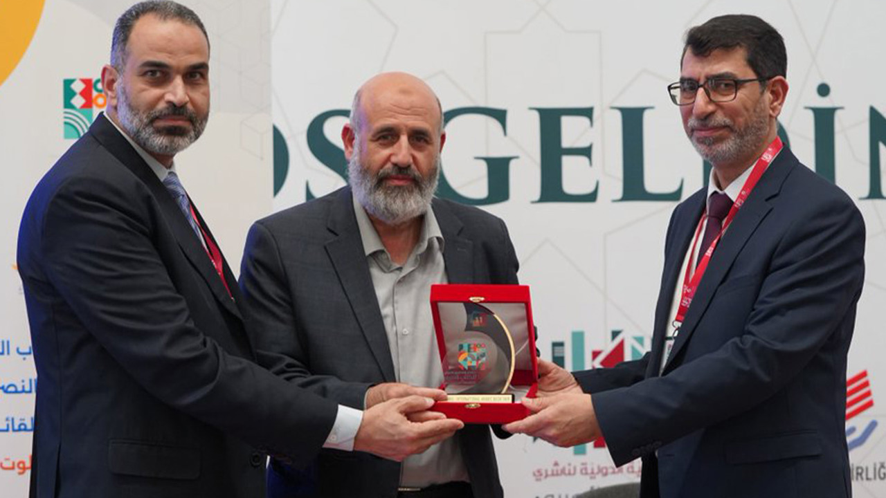 Filistin Alimler Birliği Başkanı Tekruri’ye İstanbul Arapça Kitap Fuarı’nda onur plaketi