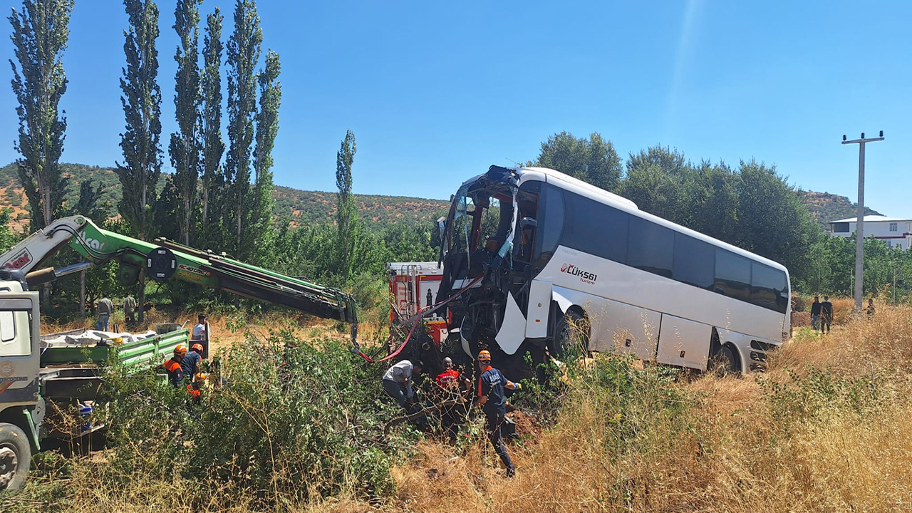 Yolcu otobüsü şarampole devrildi: 2 yaralı