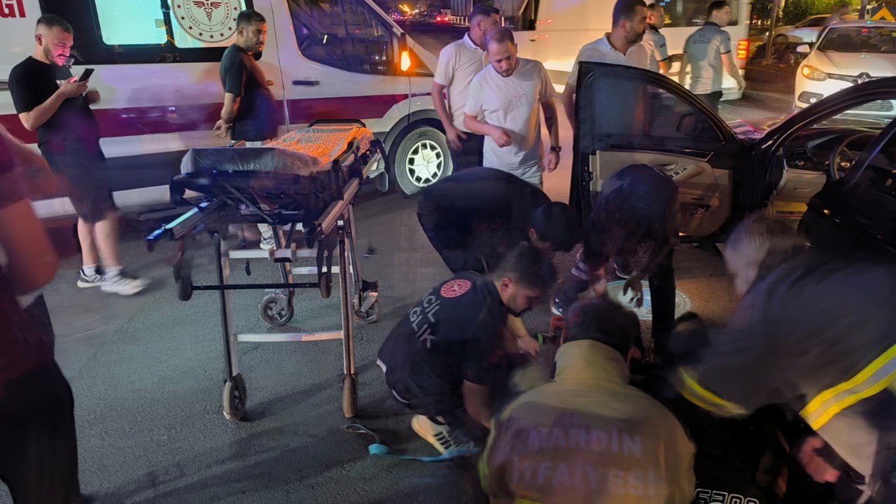Mardin'de iki otomobil çarpıştı: 2 yaralı 
