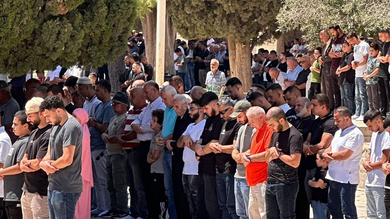 İşgalcilerin engellemelerine rağmen yaklaşık 70 bin kişi Mescid-i Aksa'da cuma namazı kıldı