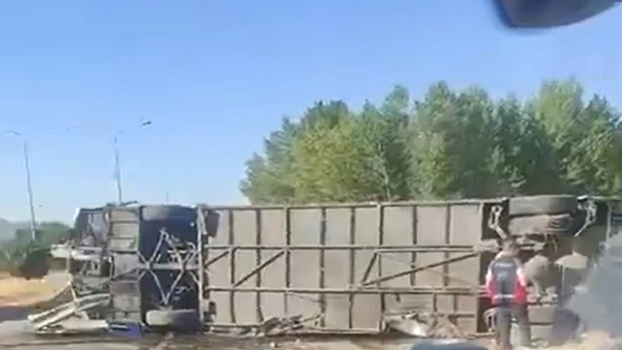 Afyonkarahisar'da yolcu otobüsü devrildi: 22 yaralı