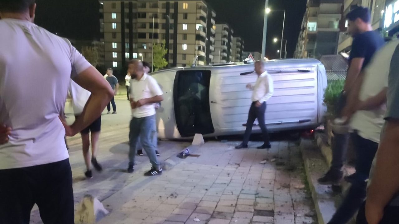 Siirt’te kontrolden çıkan araç kaldırıma çıkıp yan yattı