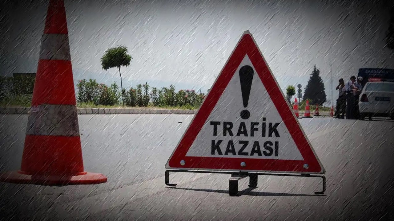 Aksaray'da otomobil aydınlatma direğine çarptı: 2 ölü, 2 ağır yaralı