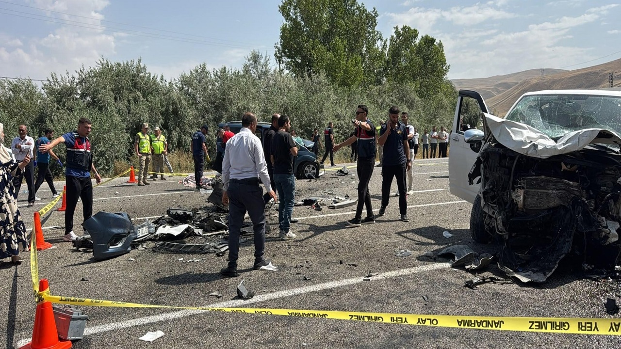 Van'da iki araç kafa kafaya çarpıştı: 2 ölü, 9 yaralı