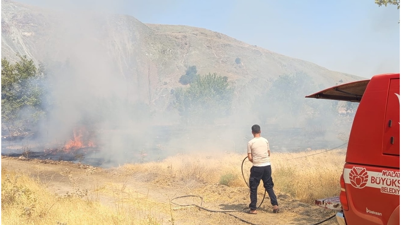 Malatya'da iki ayrı yangına ekipler müdahale etti
