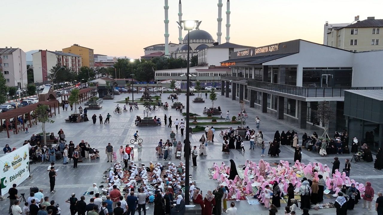 Ağrı’da yüzlerce çocuk "Hayat Namazla Güzeldir" etkinliğine katıldı