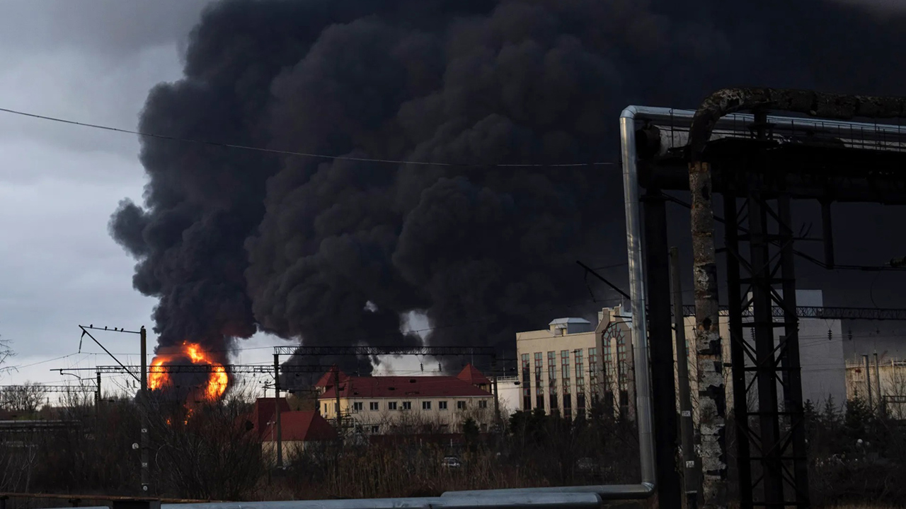 Rus ordusu Odessa Bölgesi’ndeki Yujnıy limanında beş akaryakıt depolama tankını vurdu