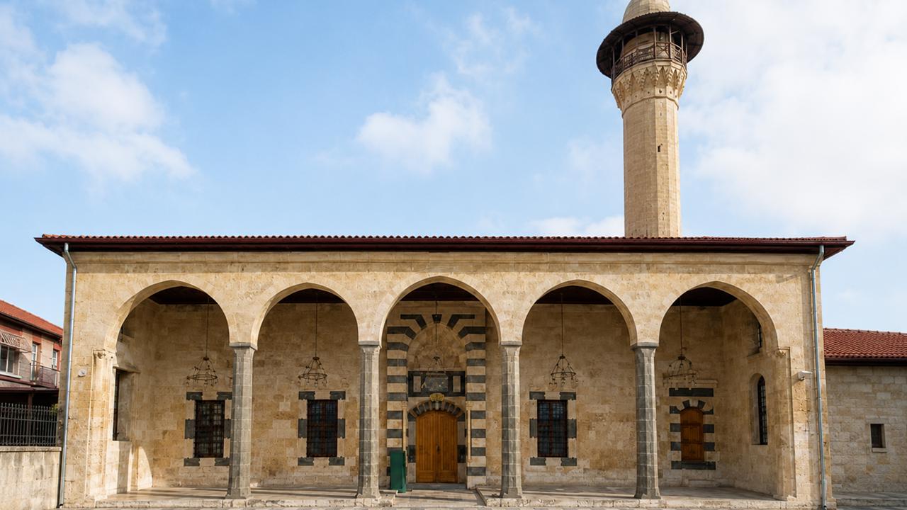 Gaziantep'te depremde hasar gören Bostancı Camii yeniden ibadete açılıyor