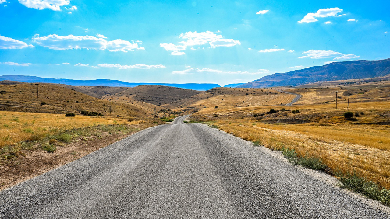 Yazıhan'da 25 mezraya ulaşım sağlayan yol yenilendi