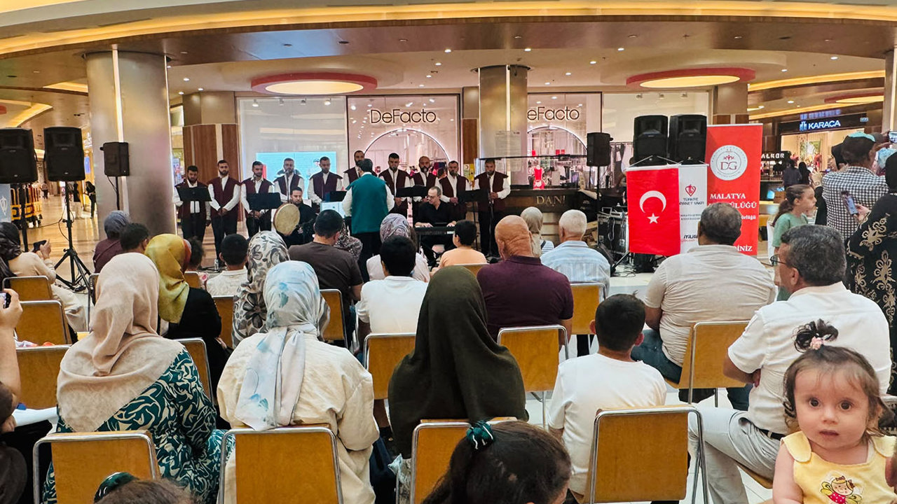 Malatya'da Mevlid-i Nebi Haftası dolayısıyla açılan standa yoğun ilgi