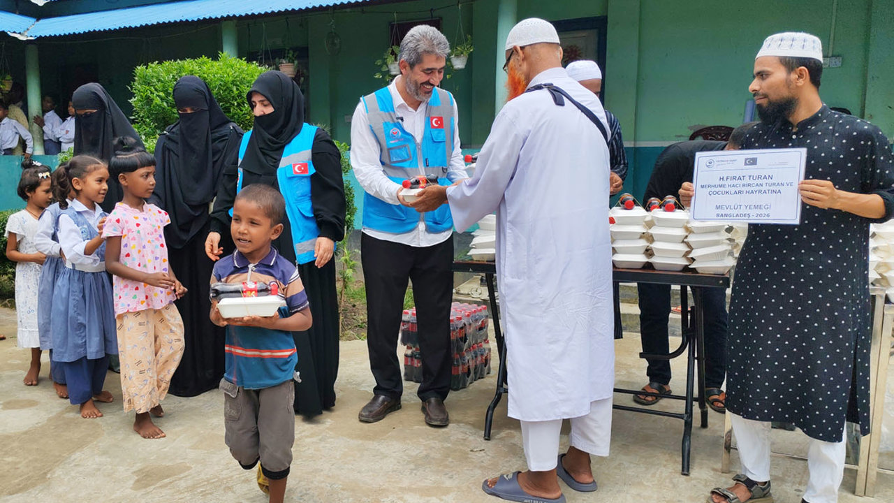 Yetimler Vakfı Bangladeş'te Mevlid Kandili'nde yetim ve ihtiyaç sahiplerine yemek dağıttı