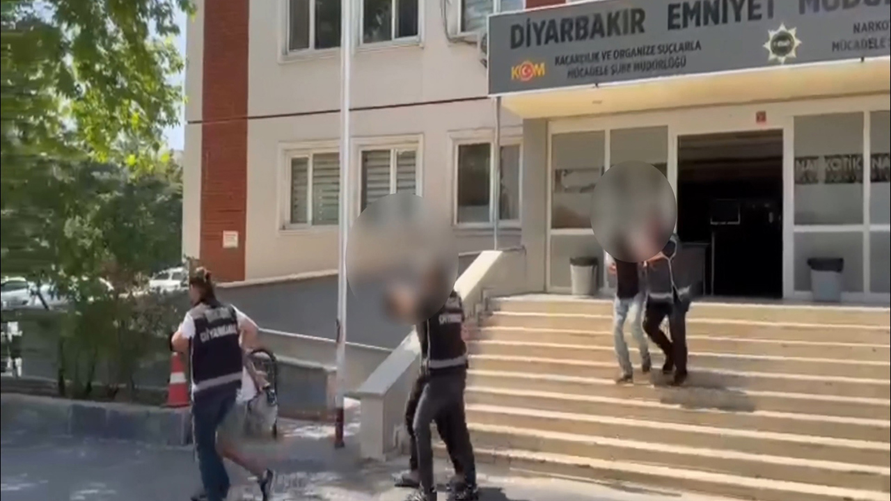 Diyarbakır’da 2 el bombasıyla yakalanan 4 kişi tutuklandı