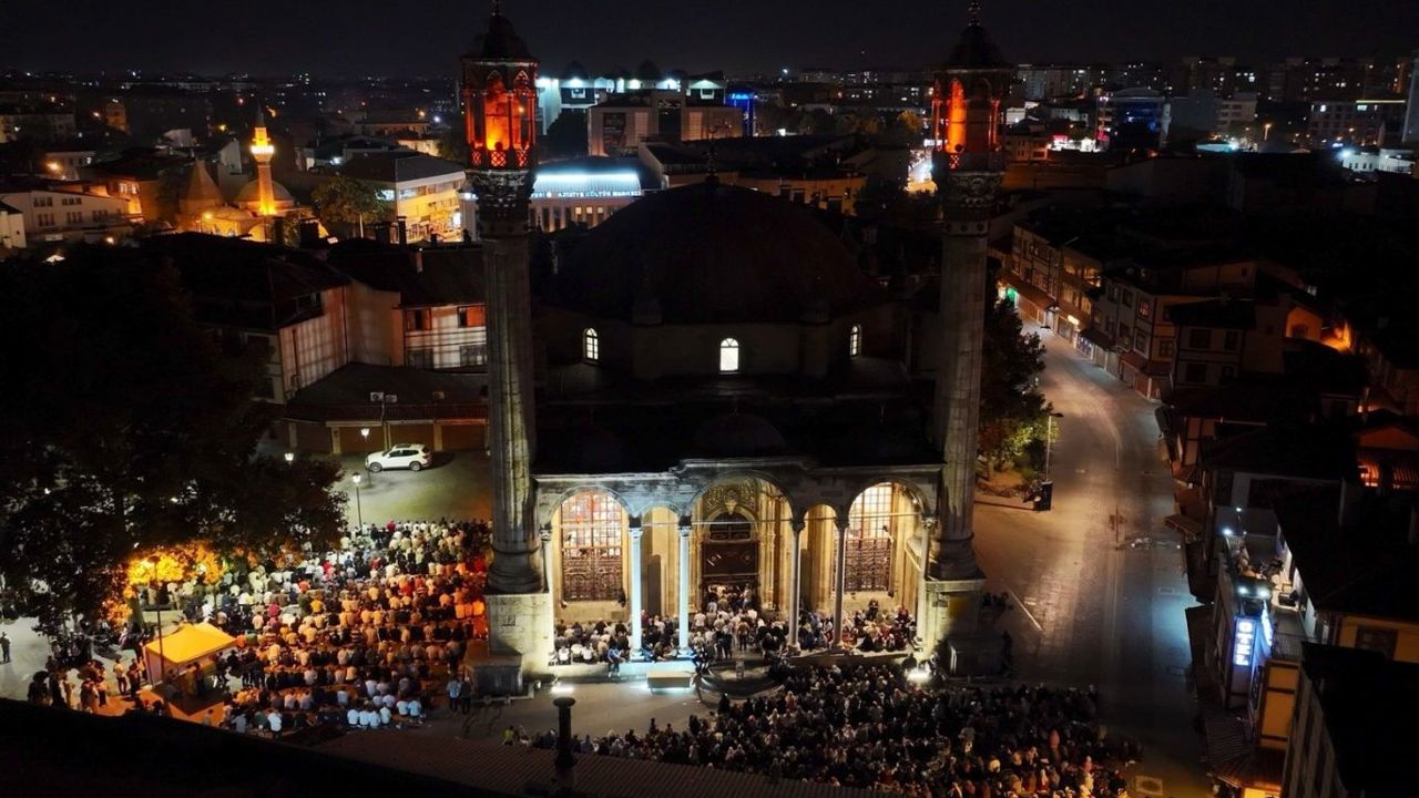 Mevlid Kandili Konya'daki camilerde yoğun katılımla idrak edildi