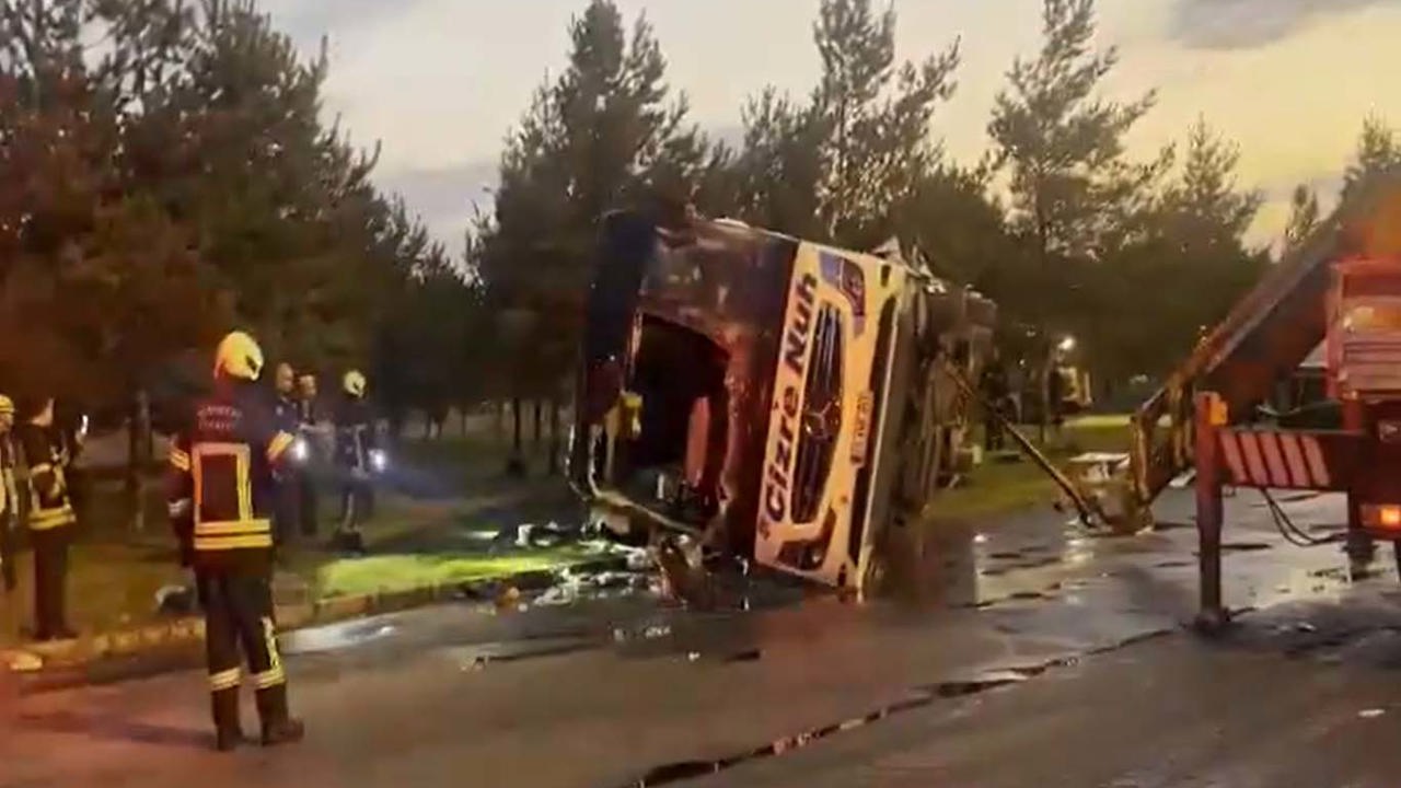 Kayseri'de yolcu otobüsü benzin tankerine çarptı: 35 yaralı
