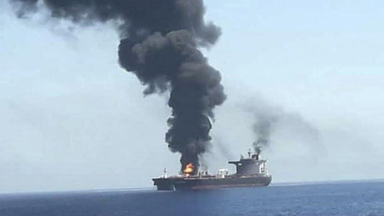 Umman açıklarında petrol tankeri vuruldu