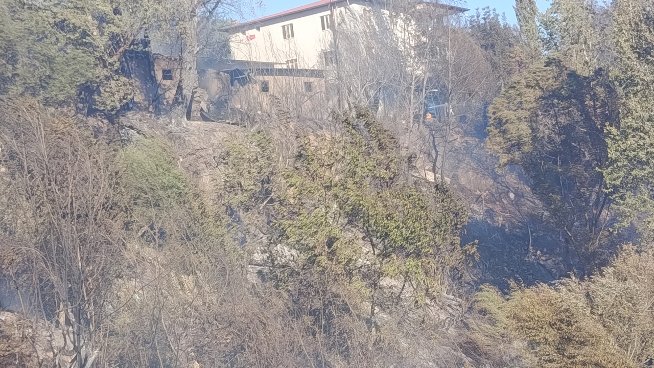 Darende'deki yangın kontrol altına alındı: 2 ahır yandı, 3 kişi dumandan etkilendi