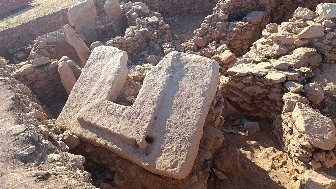 Sayburç'ta yürütülen arkeolojik kazılarda yeni stel bulundu