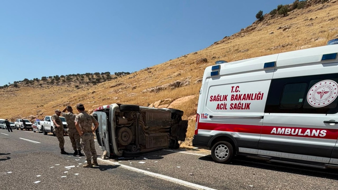 Mardin’de hafif ticari araç takla attı: Bir ölü bir yaralı 