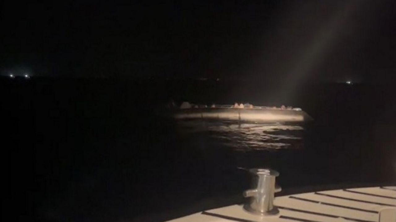 Çanakkale açıklarında 37 düzensiz göçmen ile 2 göçmen kaçakçılığı şüphelisi yakalandı