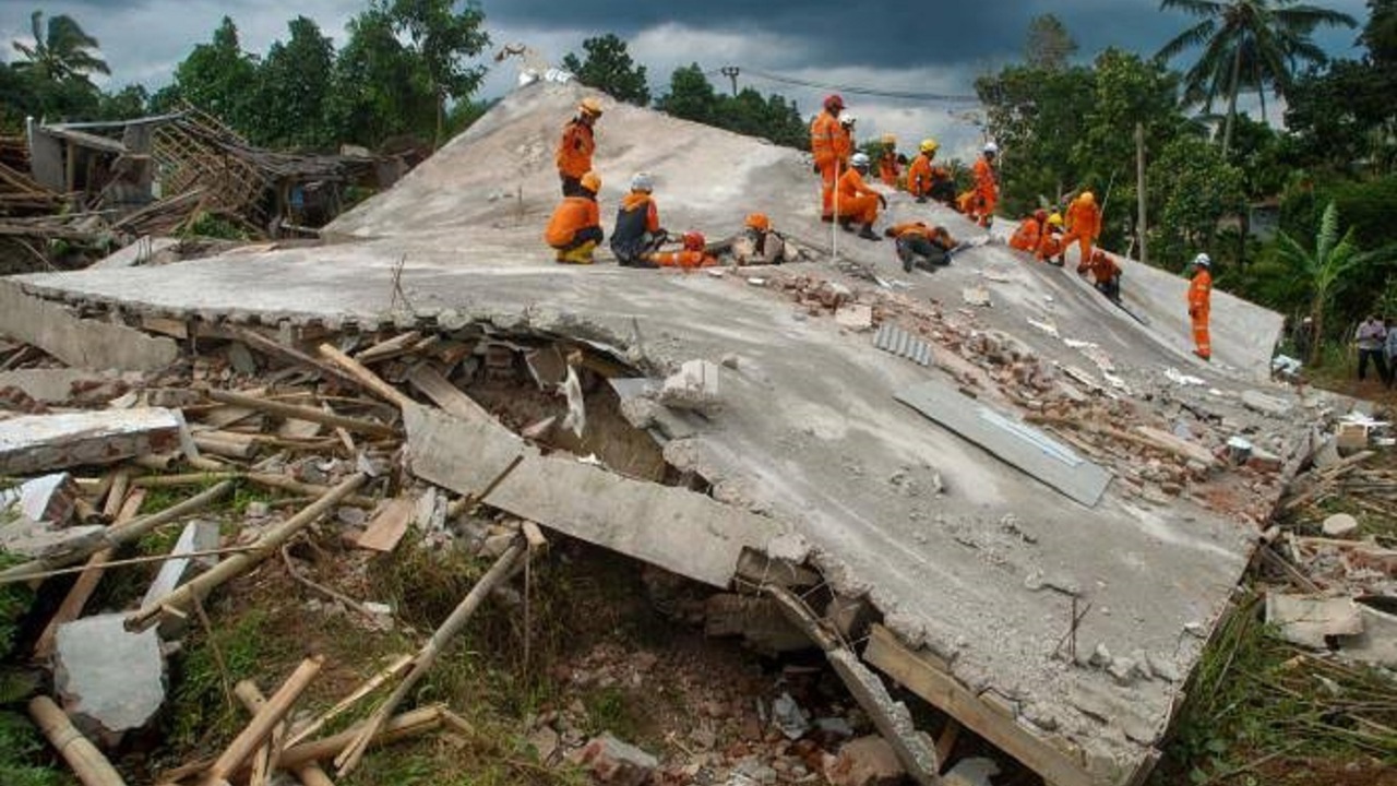 Endonezya'daki 7,7 büyüklüğündeki depremde ölü sayısı 103 oldu