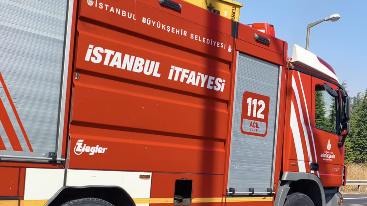 İstanbul'da oto galeride yangın: 3 araç yandı
