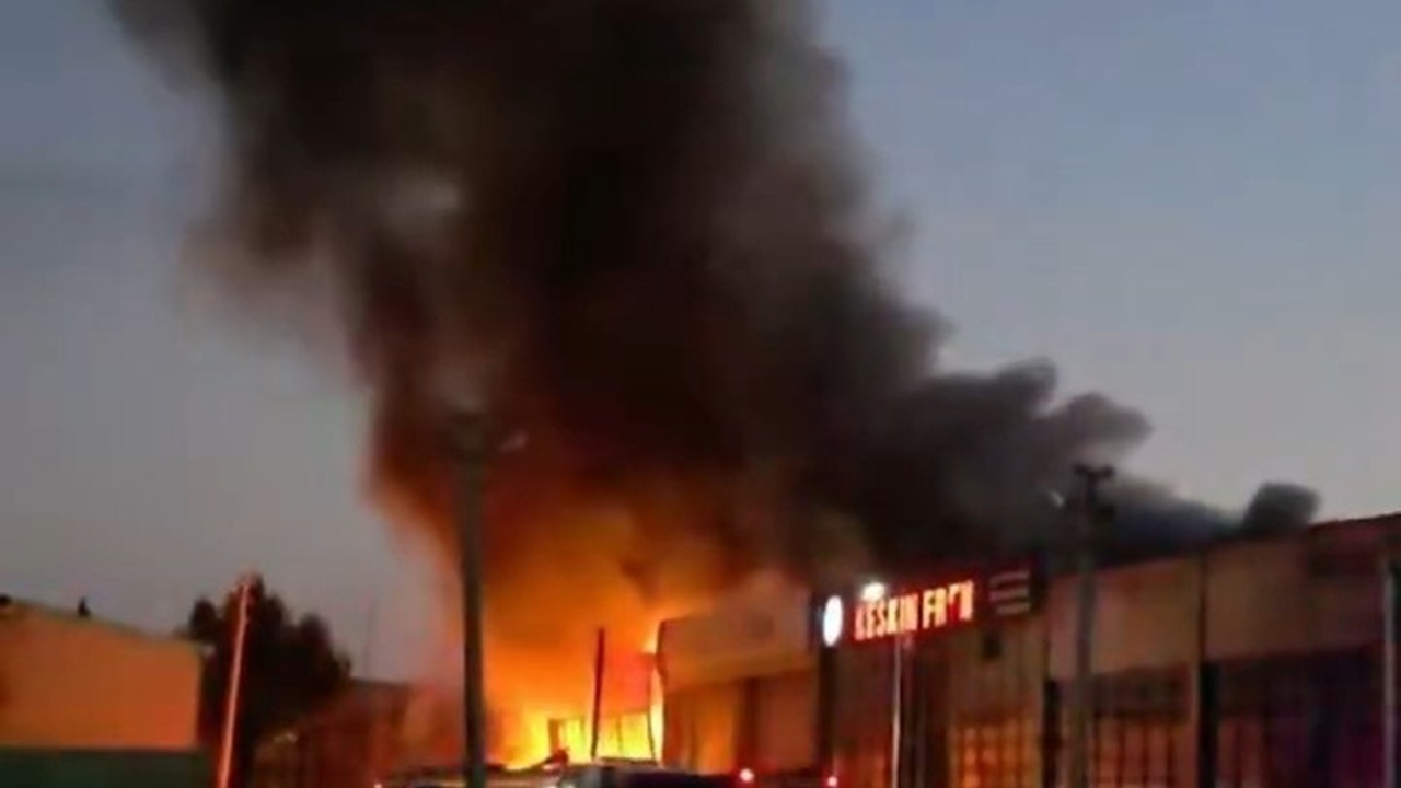 Bursa’da boya imalathanesinde çıkan yangında alevler çevredeki iş yerlerine sıçradı