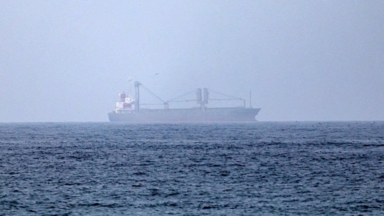 Hürmüz Boğazı'nda bir tanker, bilinmeyen bir cisimle hasar gördü