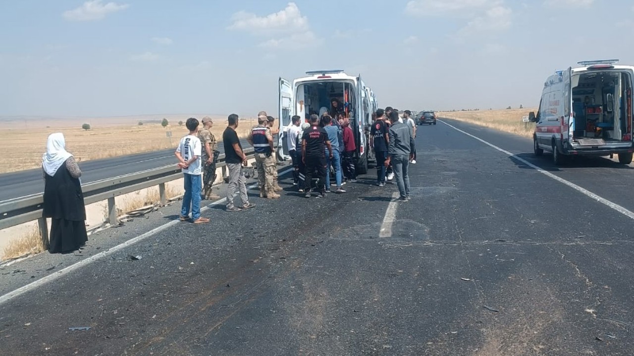 Mardin’de otomobil ile hafif ticari araç çarpıştı: 5 yaralı