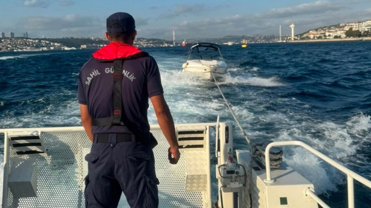 İstanbul'da sürüklenen teknedeki 2 kişi kurtarıldı