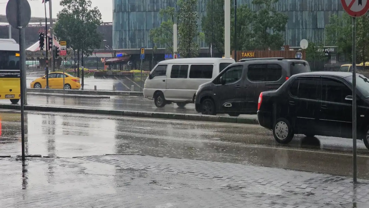 Meteoroloji uyardı: Sağanak, kuvvetli rüzgâr ve toz taşınımına dikkat