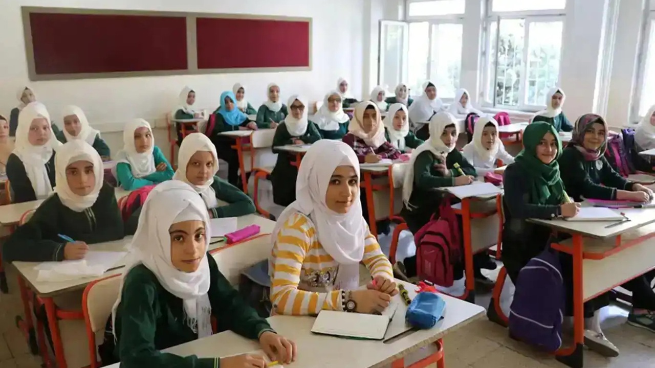 İlkokula başlayacak çocuğu olan memurlara 7-11 Eylül'de 3 saat idari izin