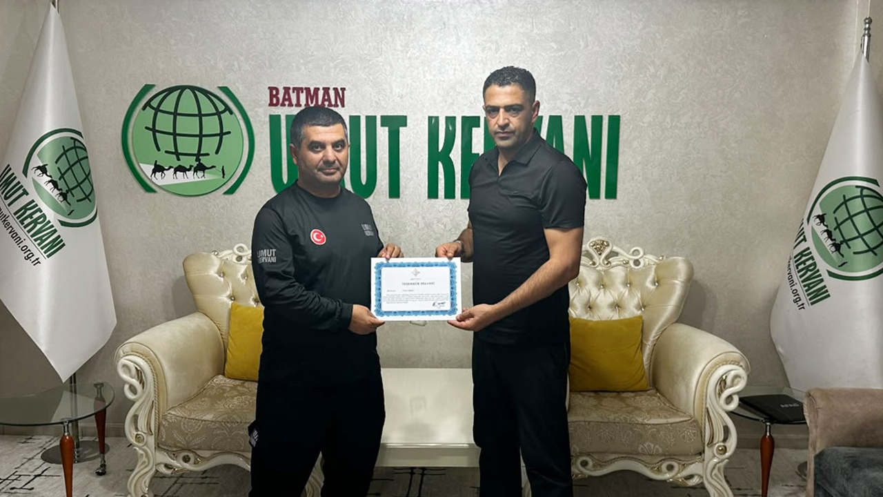 Umut Kervanı Arama Kurtarma ekibine teşekkür belgesi verildi