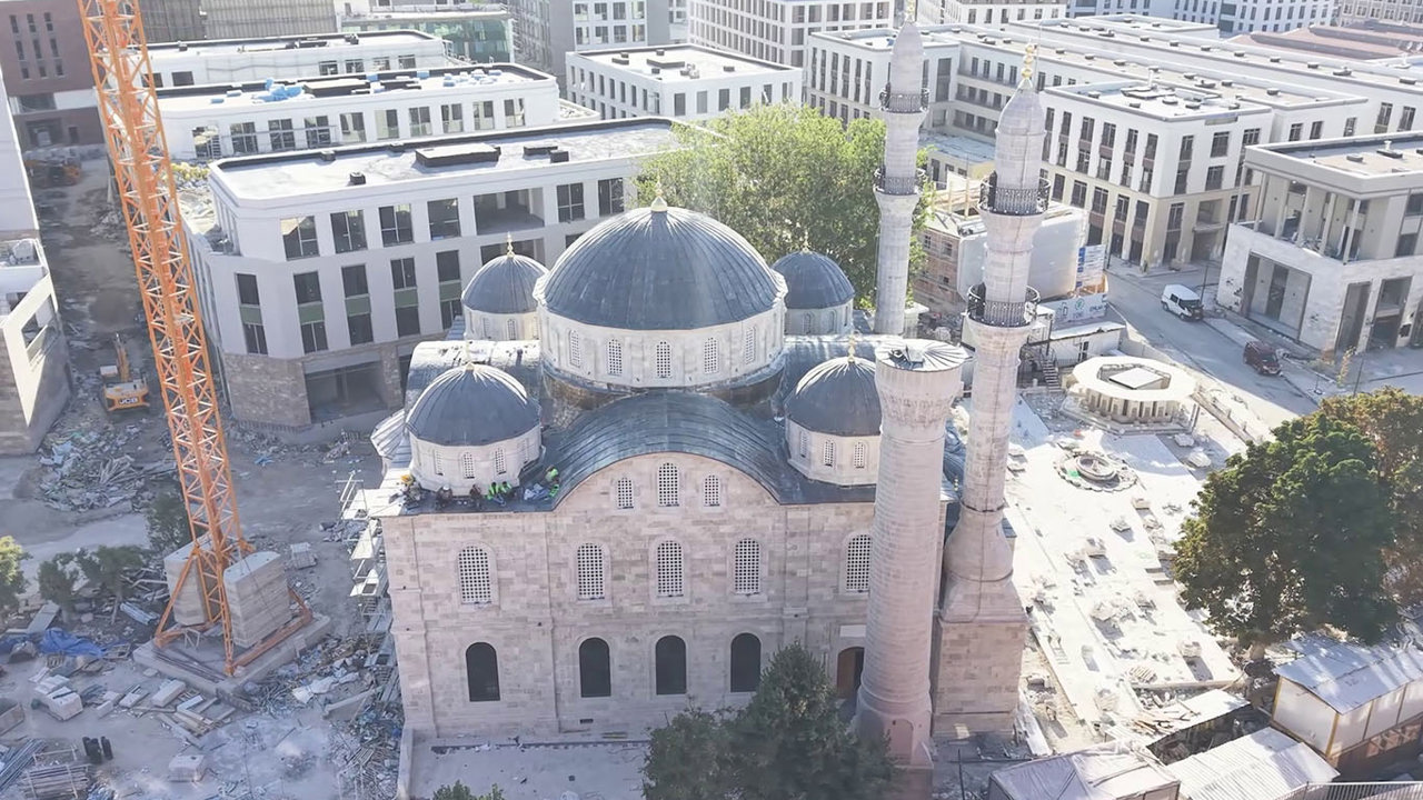 Depremde yıkılan tarihi Yeni Camii'nin inşasında sona gelindi