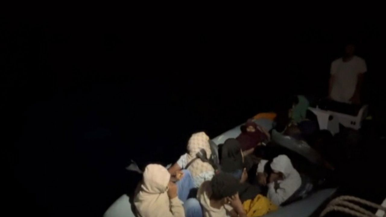 Aydın açıklarında 13 düzensiz göçmen ile 1 göçmen kaçakçılığı şüphelisi yakalandı