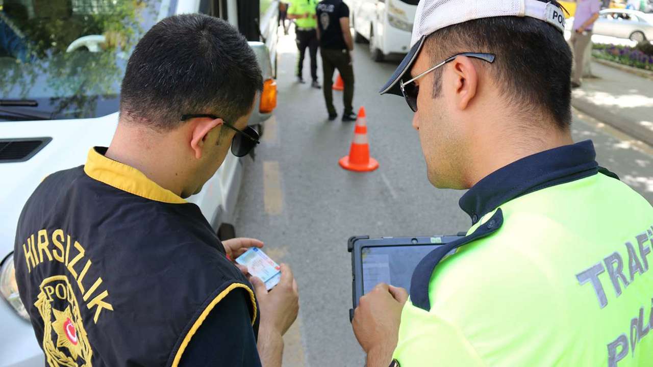 Adana'da "huzur ve güven" uygulaması: 35 aranan şüpheli yakalandı