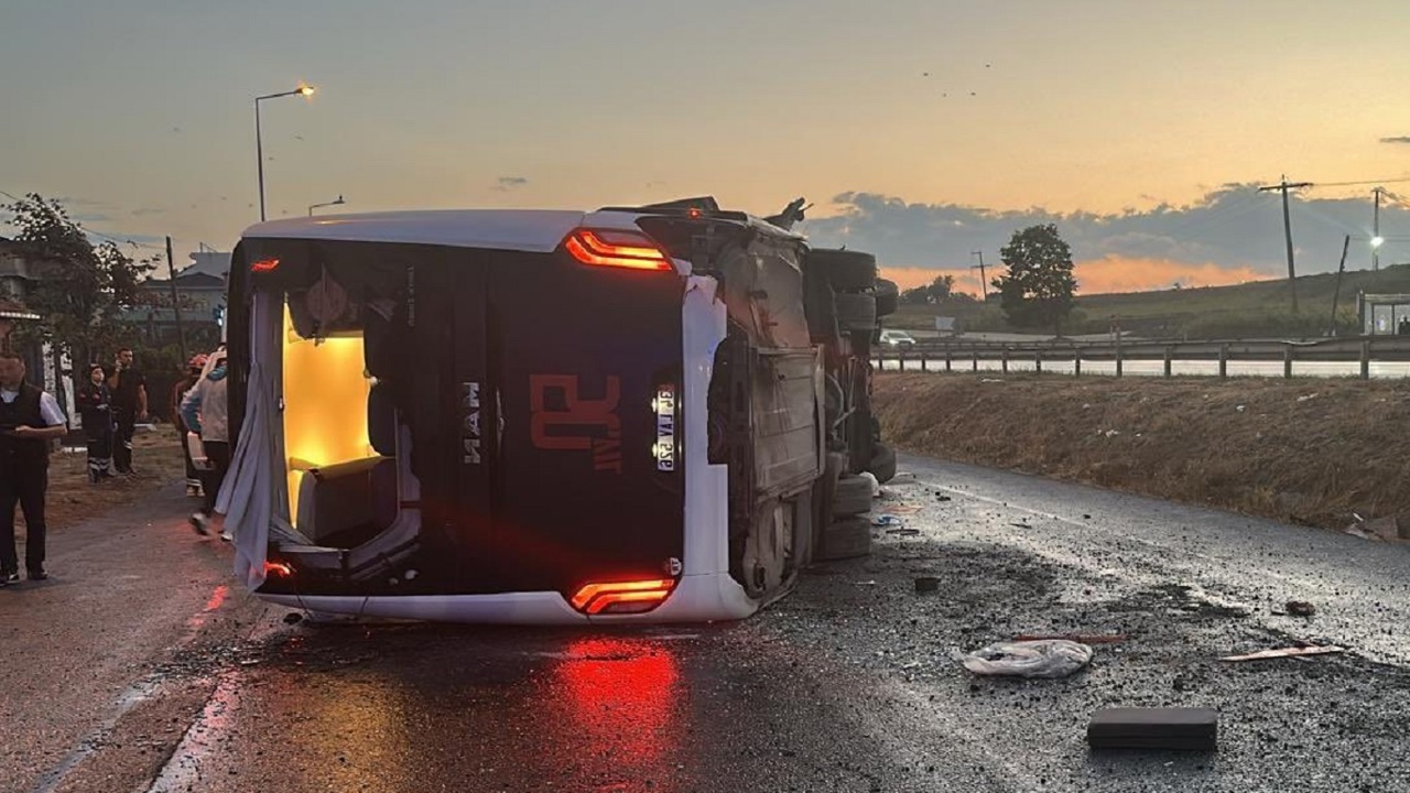 İstanbul Büyükçekmece'de servis otobüsü devrildi: 15 kişi yaralandı