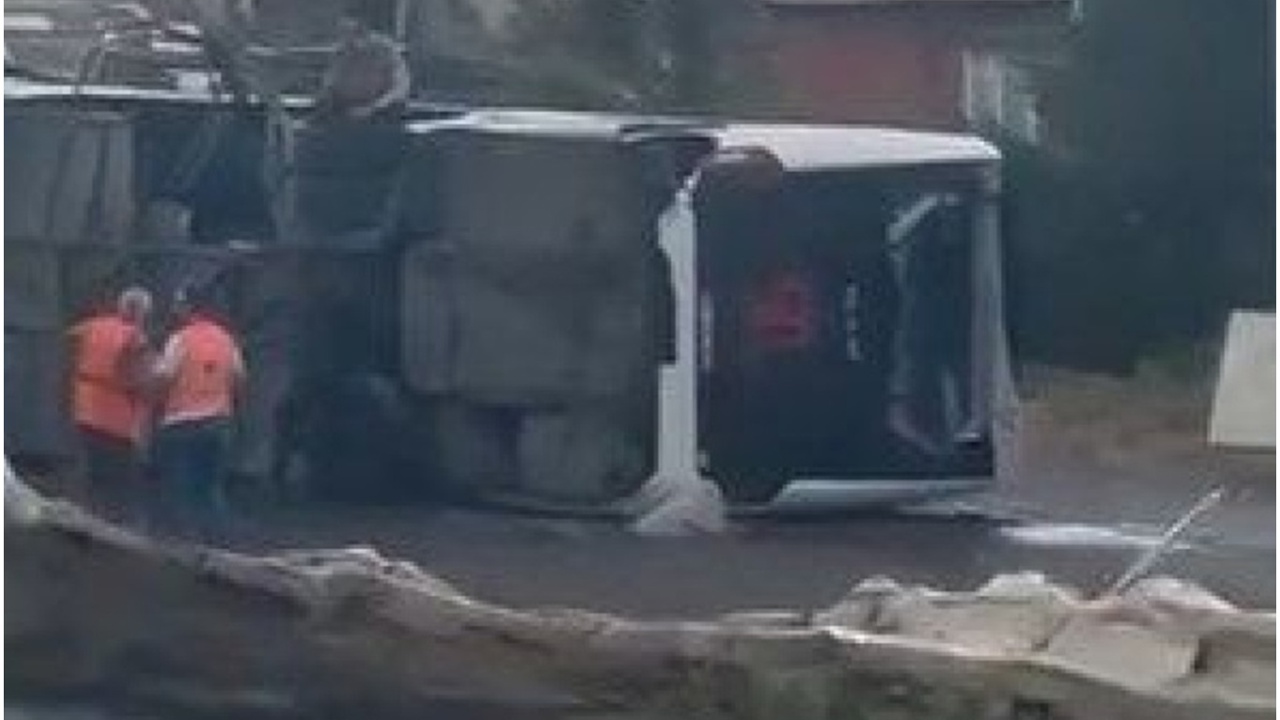 Servis otobüsü devrildi: 18 yaralı