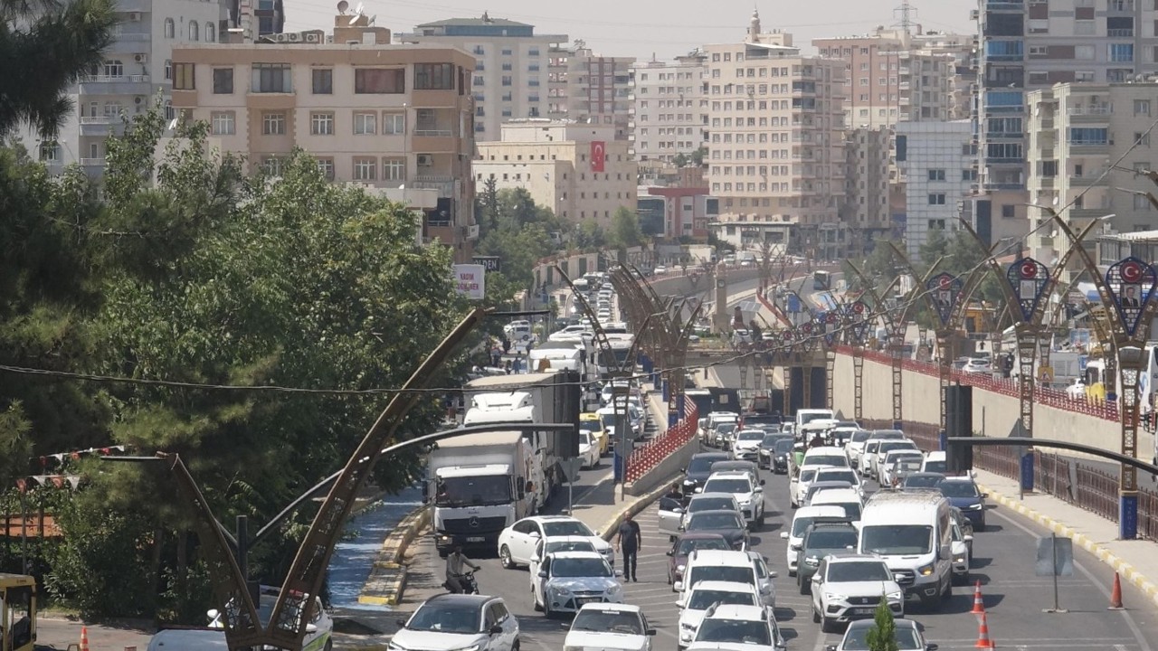 Mardin’in en işlek yolunda gündüz vakti asfalt çalışması