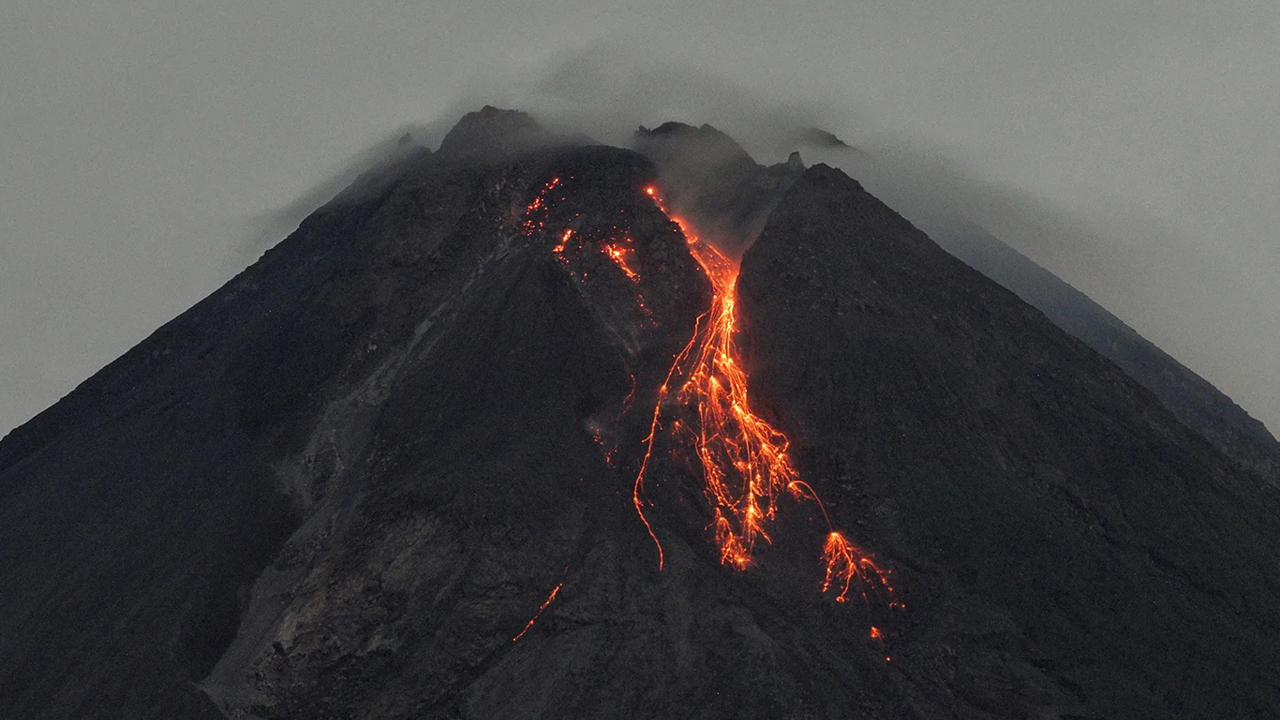 Endonezya’da Merapi Yanardağı'nda patlama