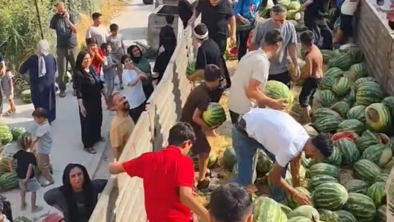 Mardin’de bir hayırsever tır dolusu karpuzu mahalleliye dağıttı