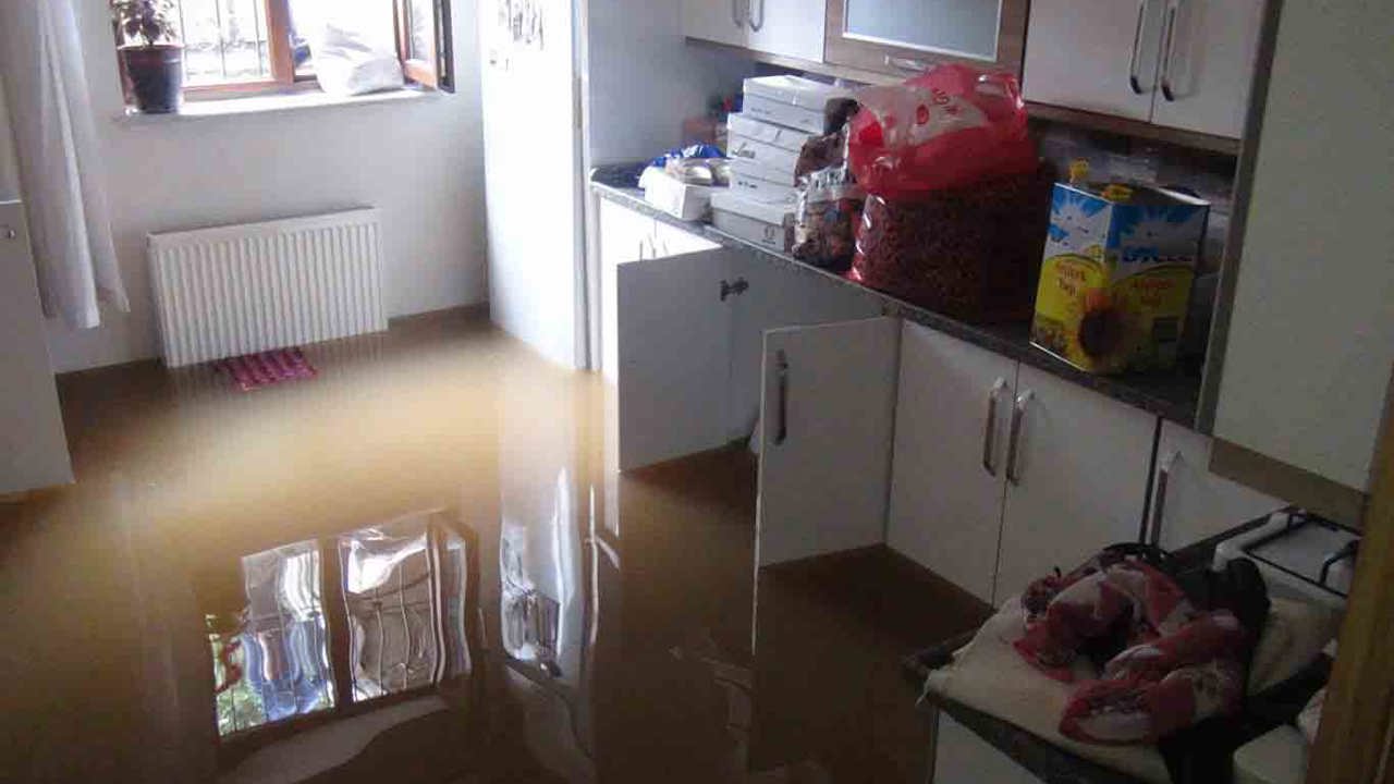 Erzincan'da sağanak hayatı olumsuz etkiledi: Heyelan ulaşımı aksattı