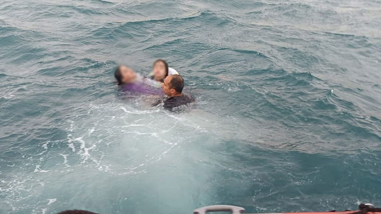 Van Gölü’ndeki boğulma tehlikesi geçiren biri çocuk 3 kişi kurtarıldı