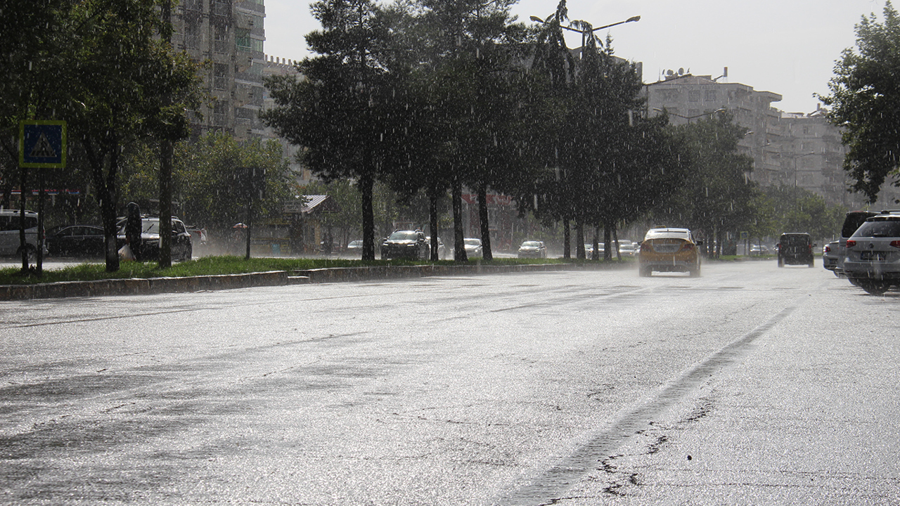 Diyarbakır’da sıcak havanın ardından sağanak yağış