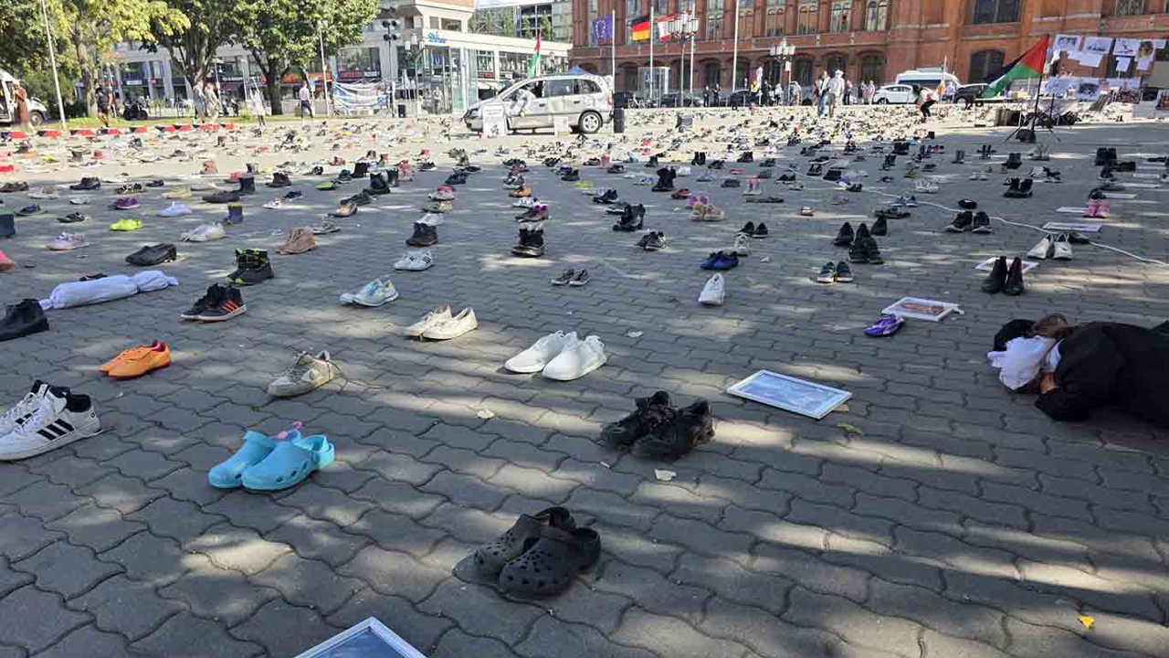 Berlin'de Gazze'de şehit edilenler için sembolik anma: Alexanderplatz'a binlerce ayakkabı bırakıldı
