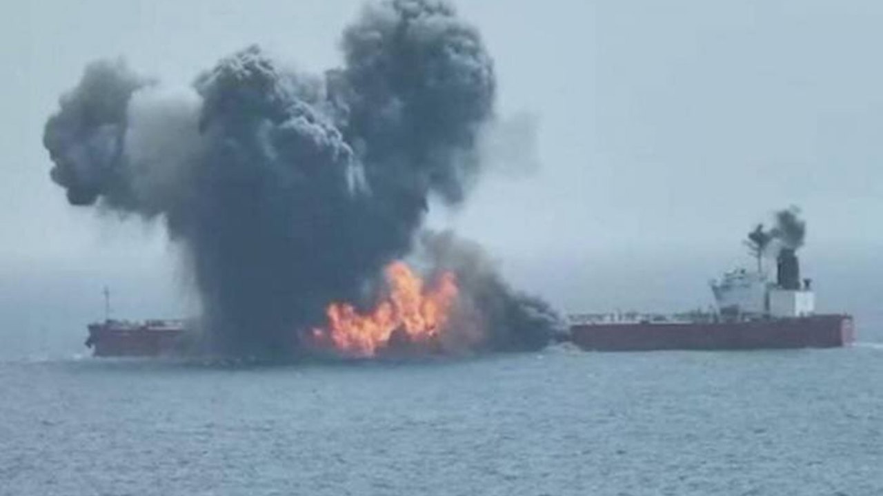 Bir süper tanker Hürmüz Boğazı’nda iki deniz mayınına çarptı