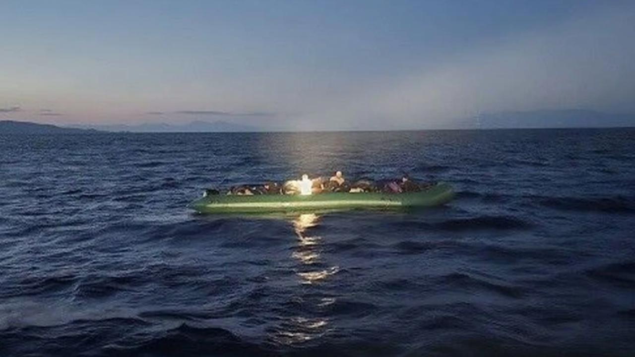 İzmir açıklarında 67 düzensiz göçmen kurtarıldı ve yakalandı