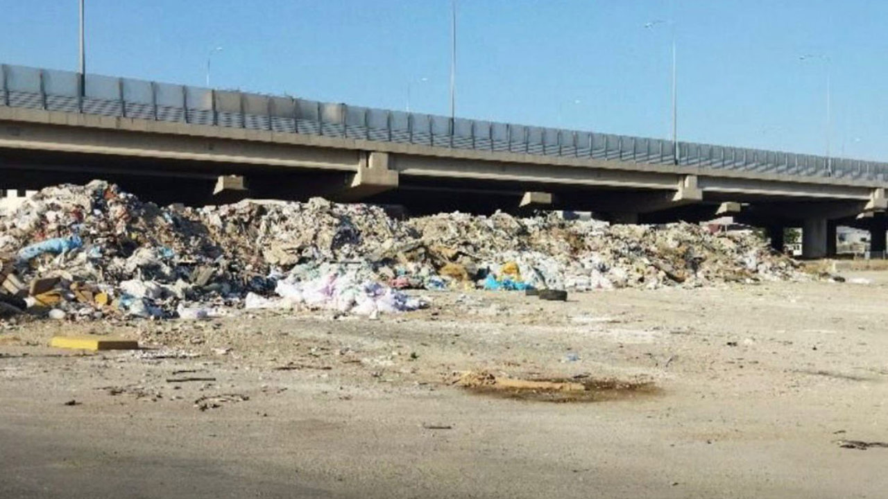 İzmir'in caddelerindeki çöp ve moloz yığını tepki çekiyor