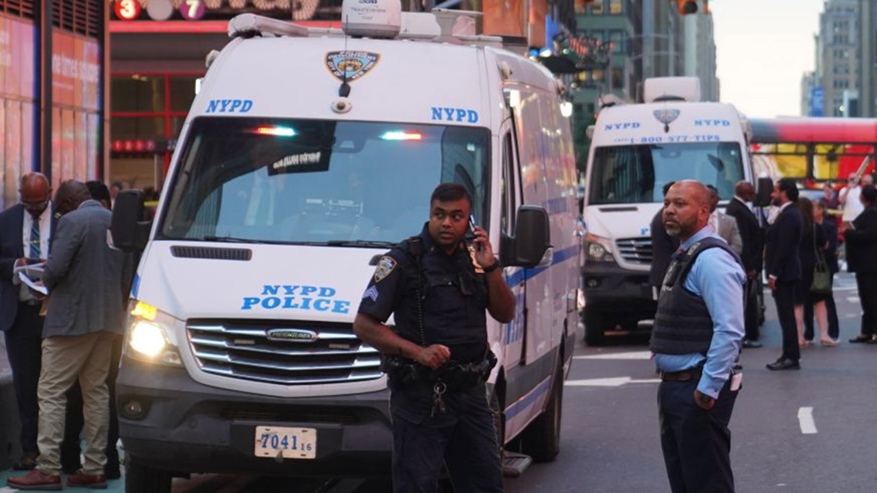 New York'un merkezinde insanlara bıçakla saldıran kadın öldürüldü